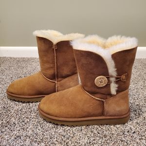 UGG boots w/ Bailey Button, Size 7